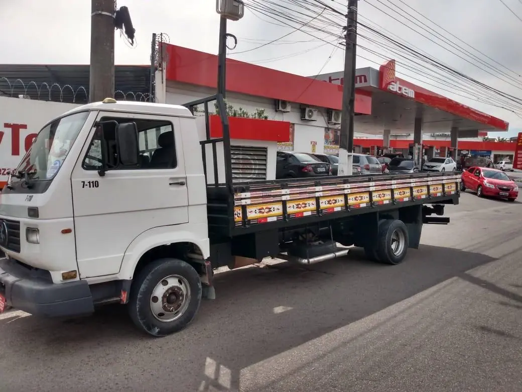 Caminhão utilizado no transporte de equipamentos