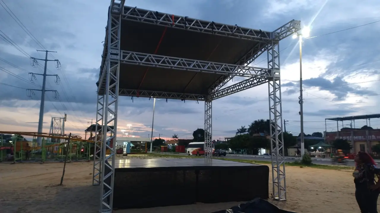 Palco coberto com estrutura metálica ao ar livre