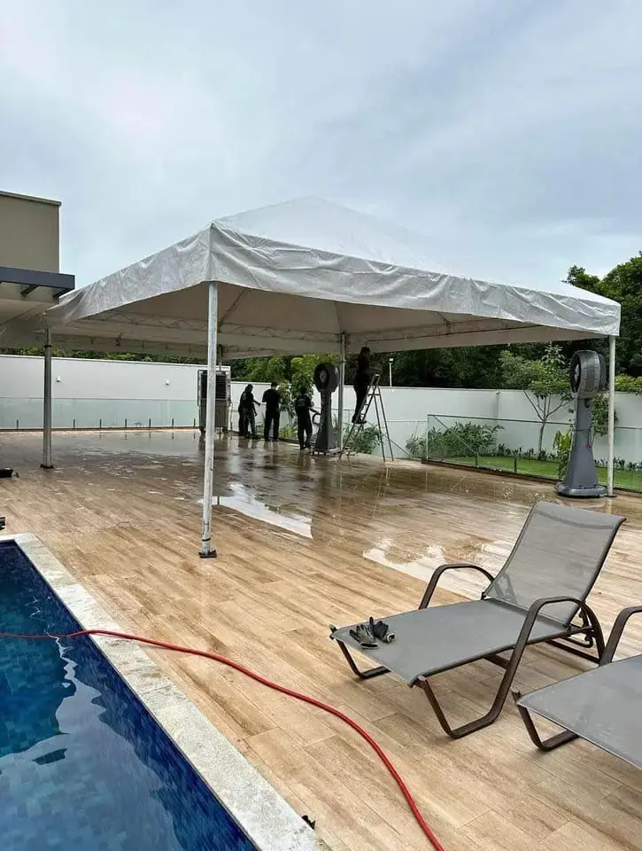 Cobertura com climatizadores em área de piscina
