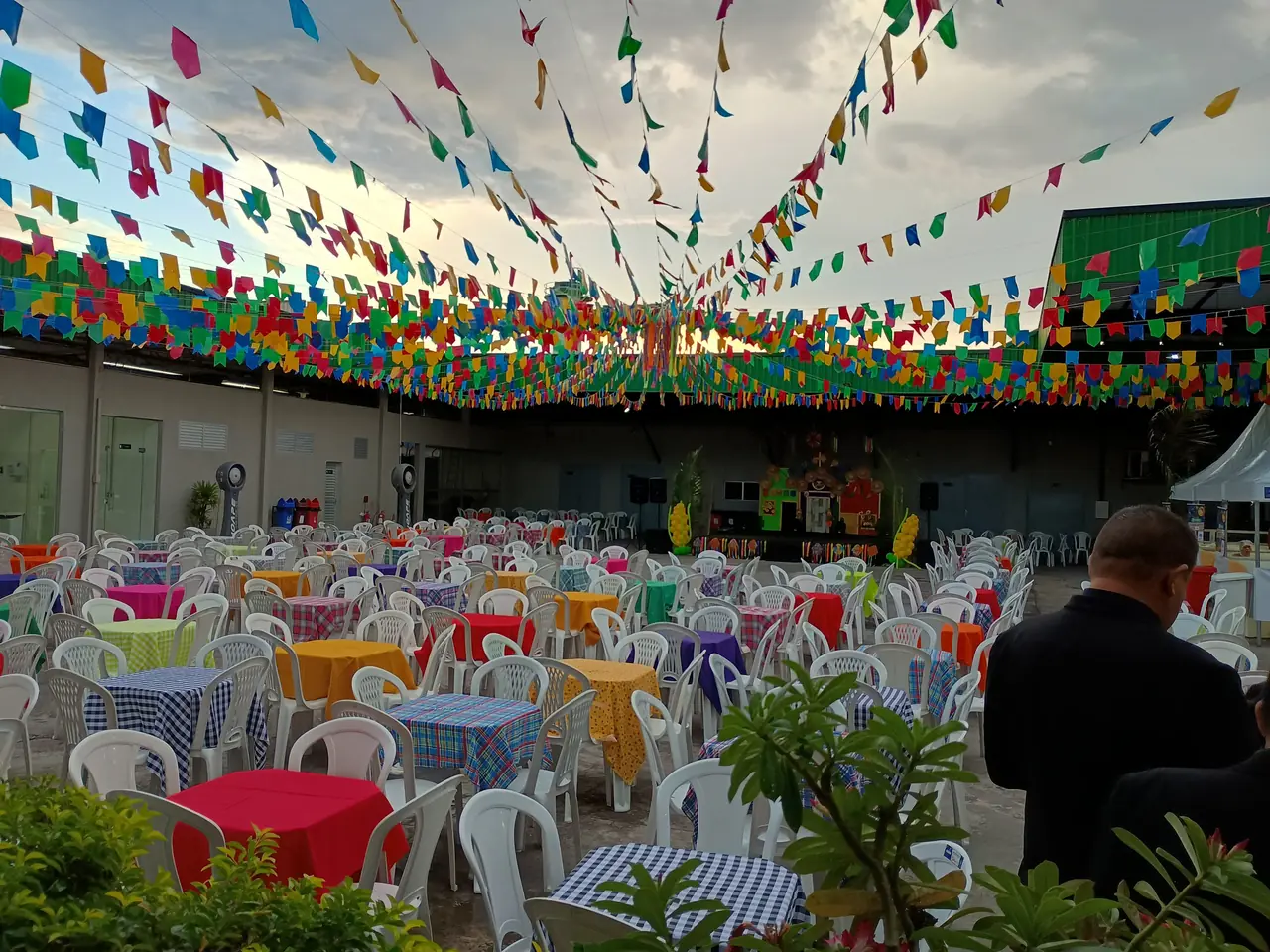 Mesas e cadeiras organizadas em festa