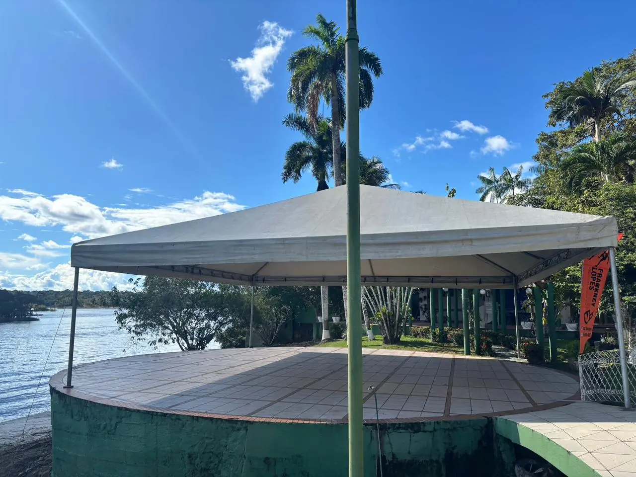 Tenda profissional da NF Locação em jardim com palmeiras